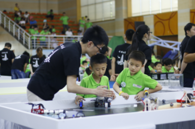 教育科技賦能，專業(yè)機(jī)器人競賽師團(tuán)隊(duì)成立，引領(lǐng)青少年科技競技新浪潮
