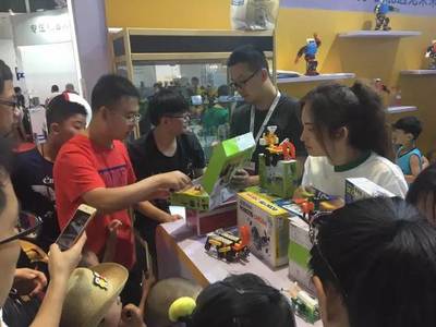 教育科技新浪潮 機器人“體驗官”的京津冀酒店探索之旅